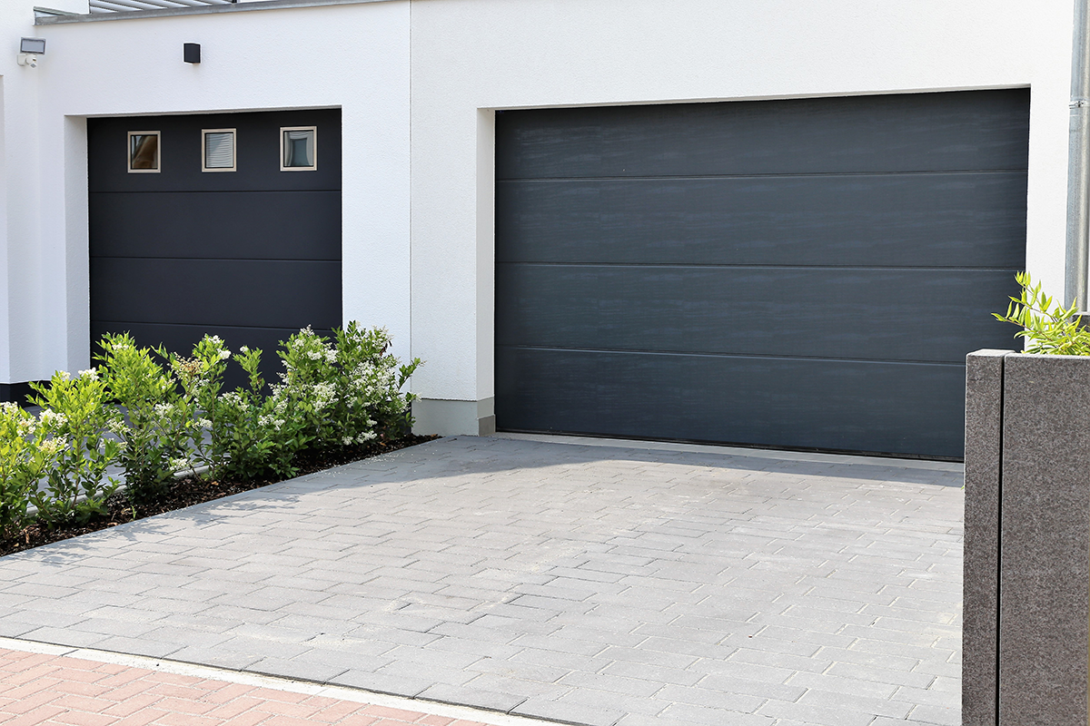 Dobra brama garażowa – na co zwrócić uwagę