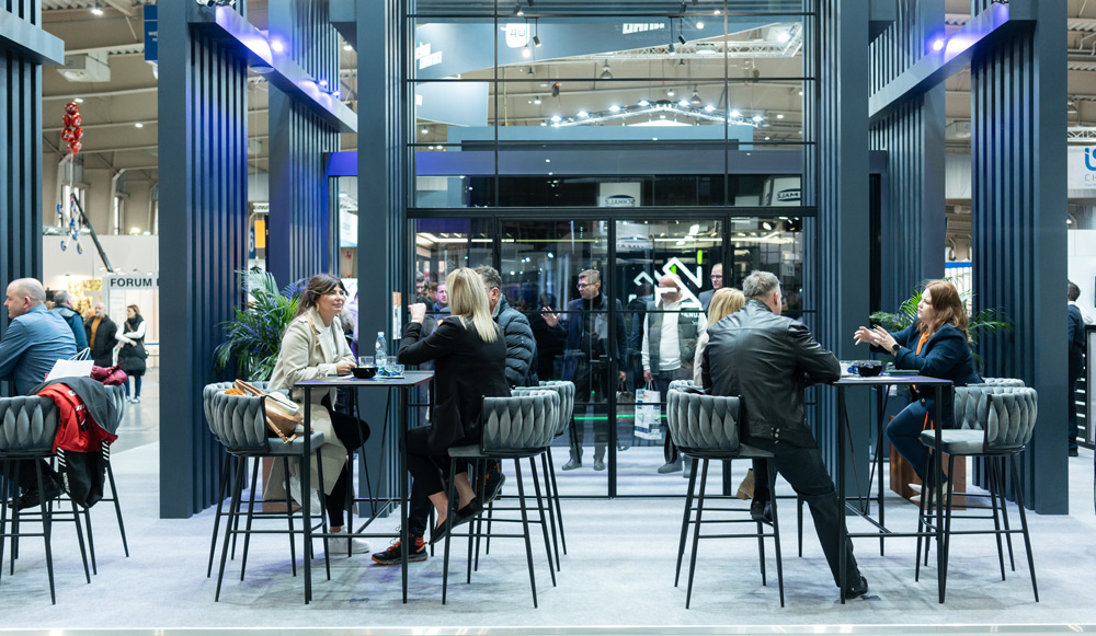 Lors du salon BUDMA 2024 à Poznań, inauguré le 30 janvier, nous avons mis l'accent sur la technologie ! Sur un stand impressionnant de 200 m², nous avons présenté de nombreuses innovations, telles que le système coulissant COR Vision. Les visiteurs ont également pu découvrir la fiable porte de garage INFINITI Thermo ainsi que la célèbre porte d'entrée pivotante Pivot – une solution moderne qui s'intègre tout aussi harmonieusement aux architectures traditionnelles.