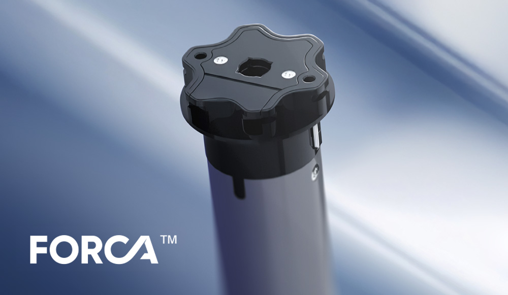 Nous avons lancé notre propre marque d'accessoires pour volets roulants et brise-soleil orientables : Forca. Ces solutions, conçues par Eko-Okna sur la base d'une connaissance approfondie du marché, sont parfaitement adaptées aux besoins du client contemporain. Leur tarification attractive a permis à nos distributeurs de proposer des solutions radio à la place des motorisations filaires classiques, sans augmentation de prix.