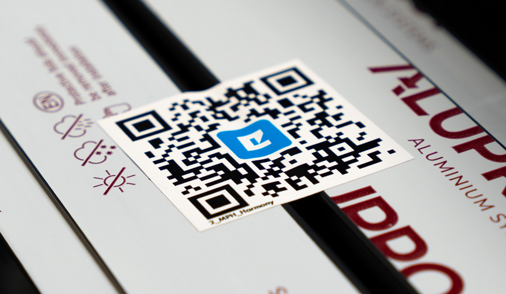 Nous avons prouvé que l'écologie peut rimer avec confort. Des codes QR menant vers des notices d'installation numériques ont commencé à apparaître sur les emballages de nos produits, à commencer par les moustiquaires. Grâce à cela, nous avons économisé des tonnes de papier et nos clients bénéficient d'un accès immédiat aux instructions, sans avoir besoin de se connecter à notre base de connaissances complète Benefit Eko-Okna.