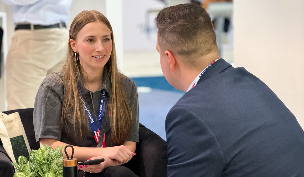 Le salon NAHB IBS de Las Vegas, qui s'est tenu du 27 au 29 février, est un rendez-vous incontournable du secteur auquel nous nous devions de participer. Nous y avons dévoilé nos dernières solutions, alliant parfaitement fonctionnalité et exigences esthétiques les plus élevées. La véritable vedette fut le COR Vision GALANDAGE : un système en aluminium permettant de dissimuler un, deux, voire trois vantaux mobiles à l'intérieur des cloisons adjacentes.