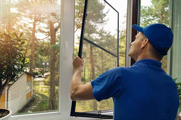 Il est utile d'équiper les fenêtres d'une moustiquaire.