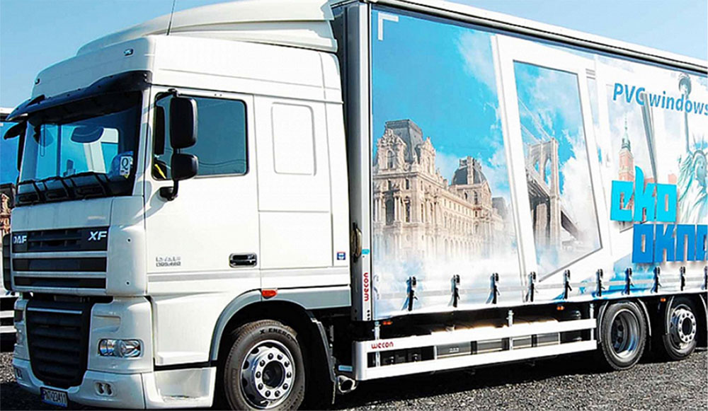 Nous développons un mécanisme qui nous permet de transporter les chariots élévateurs sur des remorques de camions.